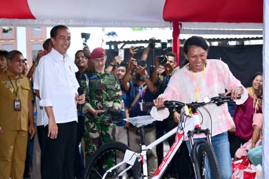 Ucapkan Pancasila Dengan Sempurna, Dua Ibu Rumah Tangga Dapat Sepeda Dari Presiden Jokowi 